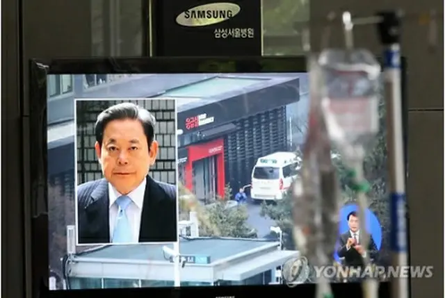 李会長が入院しているサムスンソウル病院内のテレビから関連ニュースが流れている＝11日、ソウル（聯合ニュース）