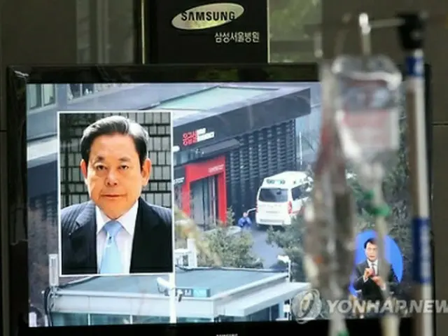 李会長が入院しているサムスンソウル病院内のテレビから関連ニュースが流れている＝11日、ソウル（聯合ニュース）