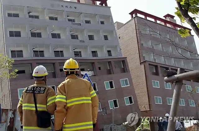 完成間近のビルが大きく傾いている