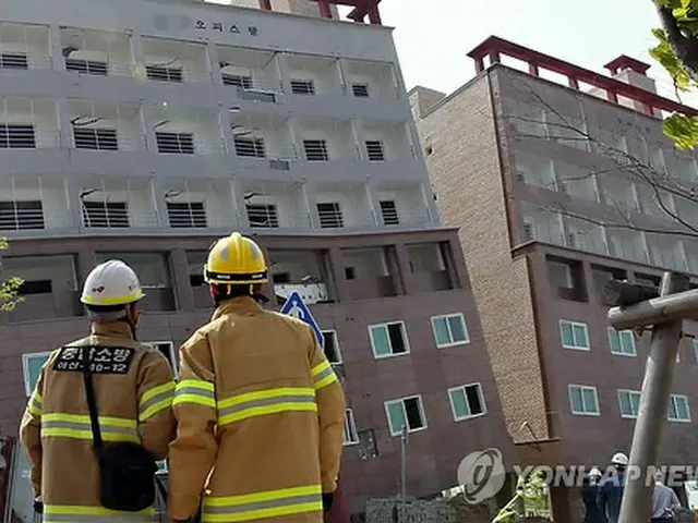 完成間近のビルが大きく傾いている