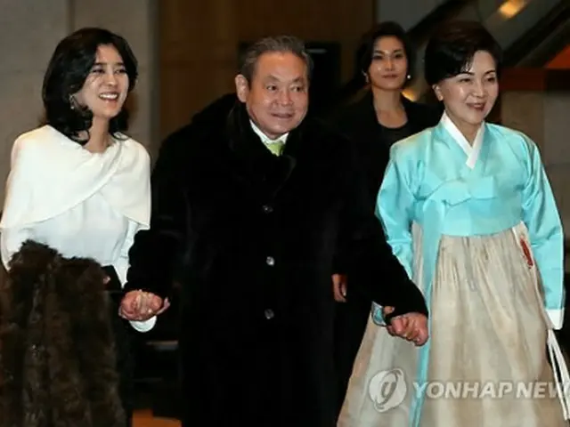 李会長（中央）とその家族ら＝（聯合ニュース）