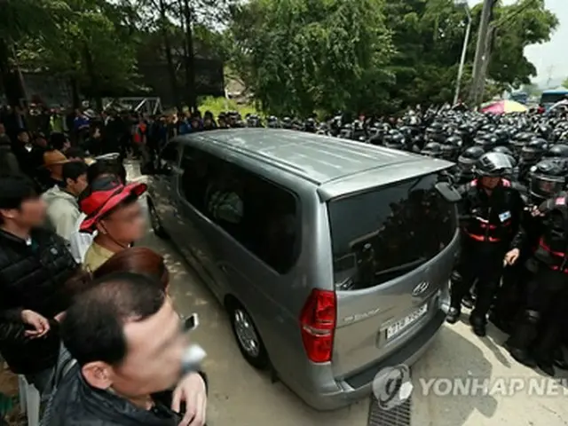 検察関係者の乗せた車がクムス院に入っている＝２１日、安城（聯合ニュース）
