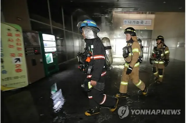 消火作業に当たる消防隊員＝26日、高陽（聯合ニュース）