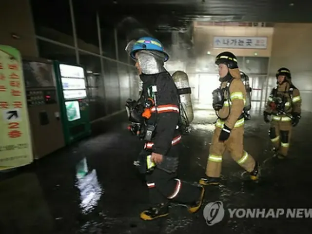 消火作業に当たる消防隊員＝26日、高陽（聯合ニュース）