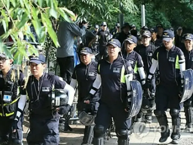 「クムス院」に入る警察＝12日、安城（聯合ニュース）