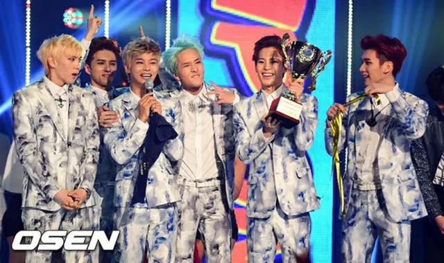 1位に喜びを爆発させる「VIXX」