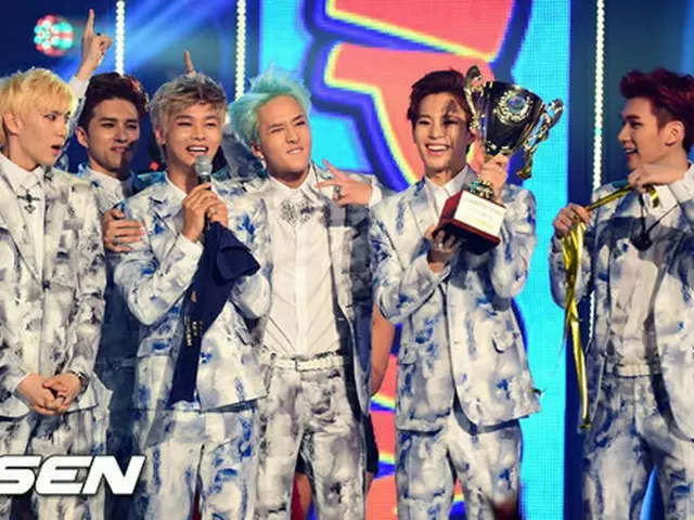 1位に喜びを爆発させる「VIXX」