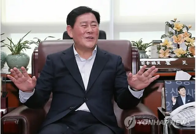 国会議員会館で記者団の質問に答える崔炅煥氏＝13日、ソウル（聯合ニュース）