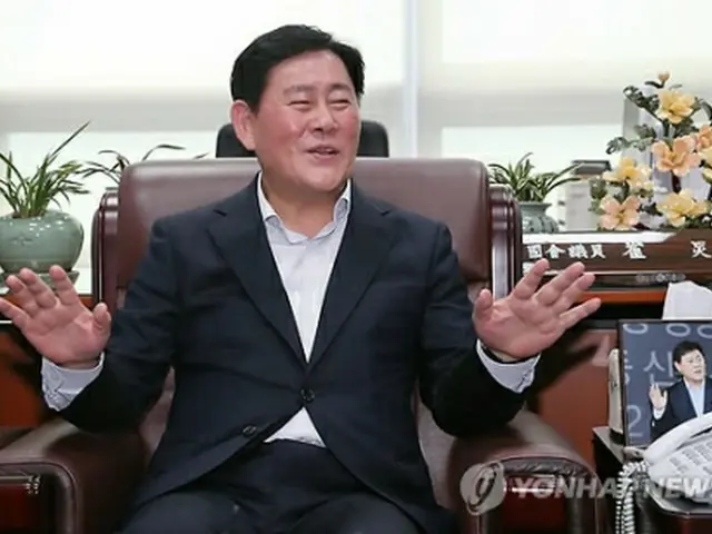 国会議員会館で記者団の質問に答える崔炅煥氏＝13日、ソウル（聯合ニュース）