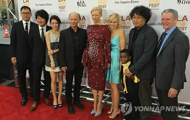 ポン・ジュノ監督（右から2番目）とソン・ガンホ（左から2番目）