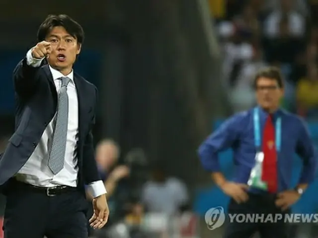 選手らに作戦を指示する洪監督＝（聯合ニュース）