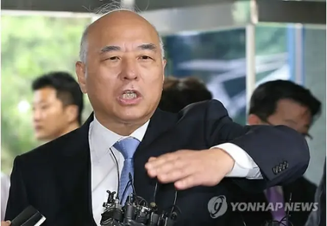 報道陣の質問に答える文氏＝20日、ソウル（聯合ニュース）