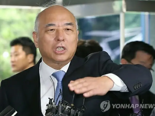 報道陣の質問に答える文氏＝20日、ソウル（聯合ニュース）