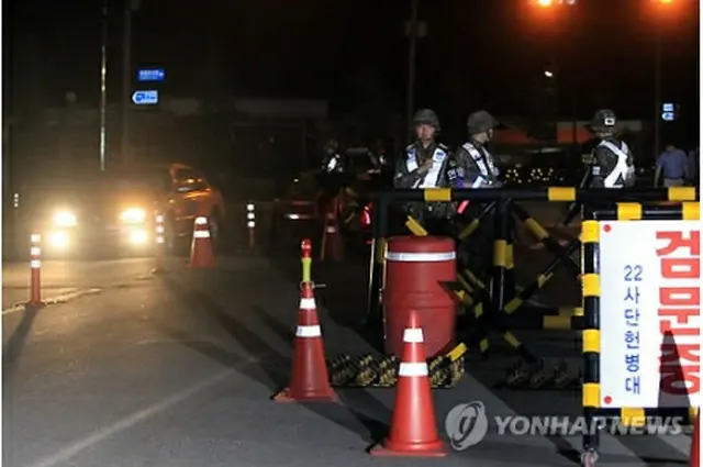検問を実施し逃走兵を捜す韓国軍ら＝21日、高城（聯合ニュース）