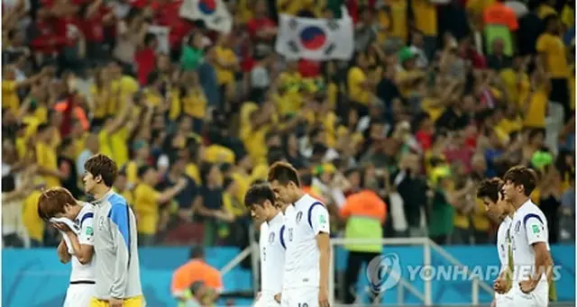 １次リーグ敗退が決まり肩を落とす韓国イレブン＝２６日、サンパウロ（聯合ニュース）