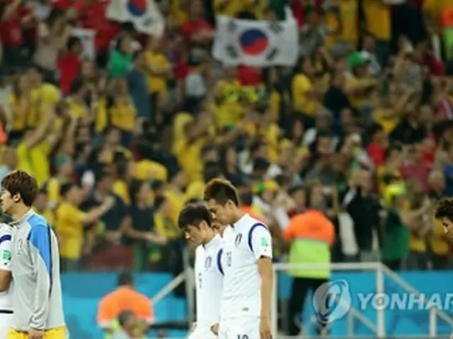 １次リーグ敗退が決まり肩を落とす韓国イレブン＝２６日、サンパウロ（聯合ニュース）