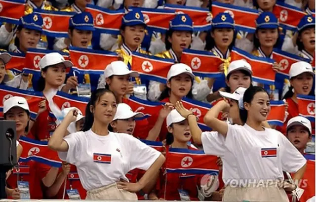 02年の釜山アジア大会での北朝鮮応援団＝（聯合ニュース）