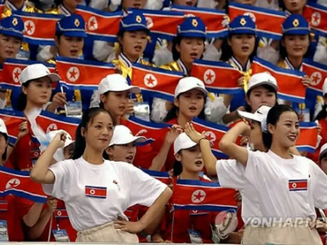02年の釜山アジア大会での北朝鮮応援団＝（聯合ニュース）