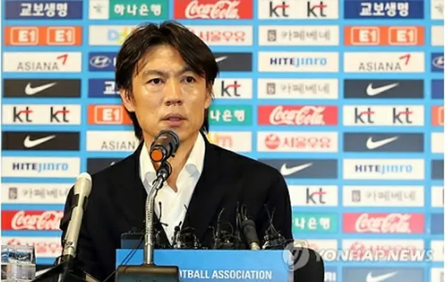 会見する洪監督＝１０日、ソウル（聯合ニュース）