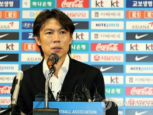 会見する洪監督＝１０日、ソウル（聯合ニュース）