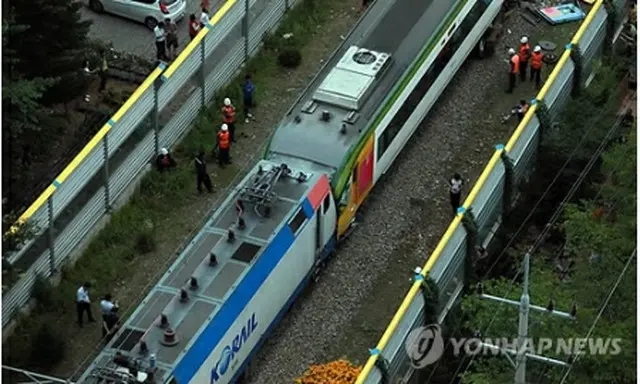 衝突したムグンファ号と観光列車＝22日、太白（聯合ニュース）