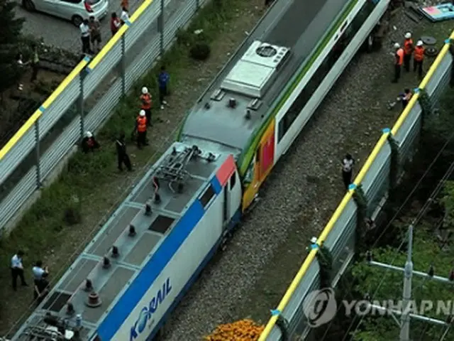 衝突したムグンファ号と観光列車＝22日、太白（聯合ニュース）