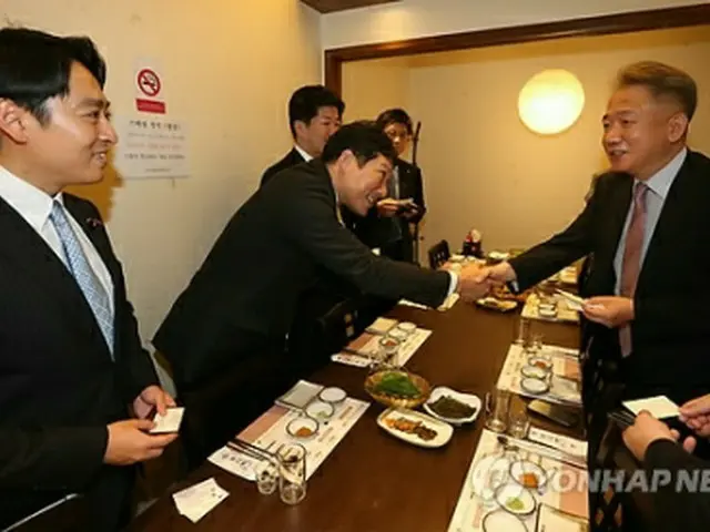 李相徳局長（右）と握手を交わす公明党の議員ら＝２９日、ソウル（聯合ニュース）