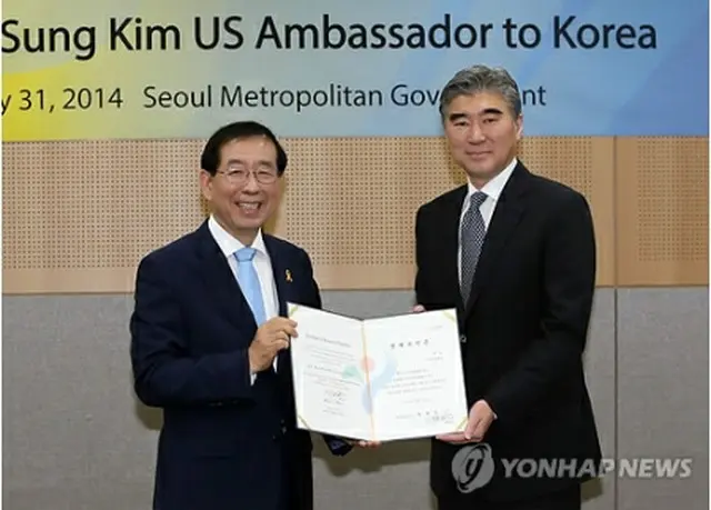 朴市長（左）から名誉市民証を受け取ったソン・キム駐韓米大使＝31日、ソウル（聯合ニュース）