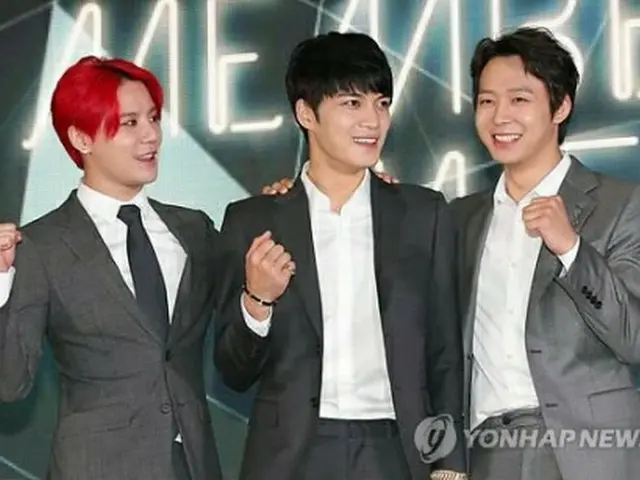 ファン博覧会の開幕式に登場したJYJ（左からジュンス、ジェジュン、ユチョン）＝31日、ソウル（聯合ニュース）