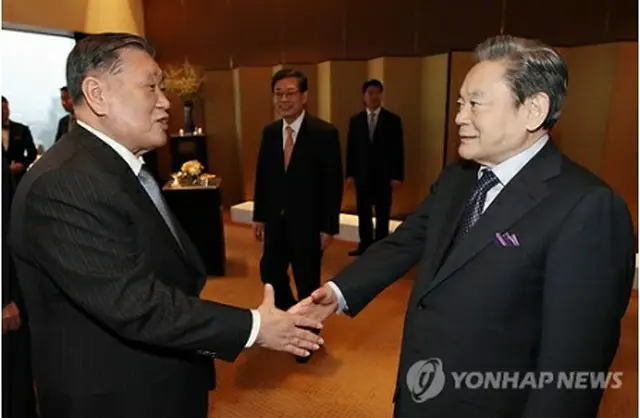 ２０１１年の経済人会合で握手を交わす李健熙会長（右）と鄭夢九会長＝（聯合ニュース）