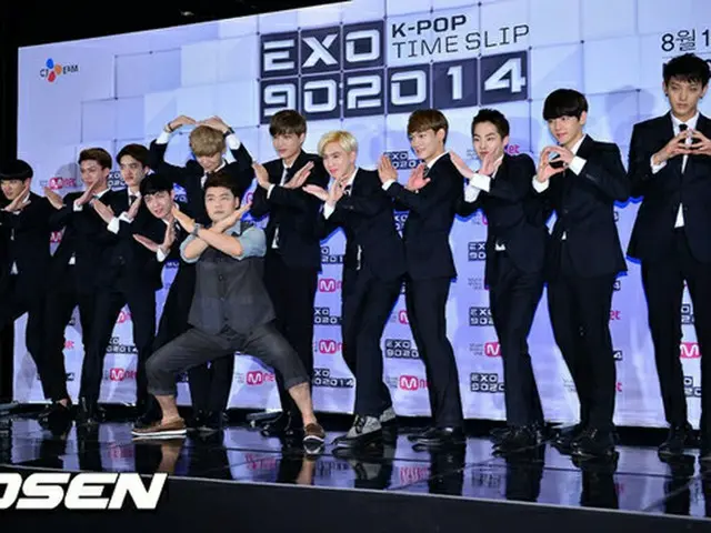 「EXO」とMCのチョン・ヒョンム（提供:OSEN）