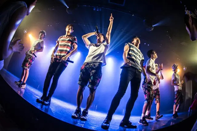「WAZZ UP」と「BIGSTAR」のコラボステージ（画像提供:スターダスト音楽出版）