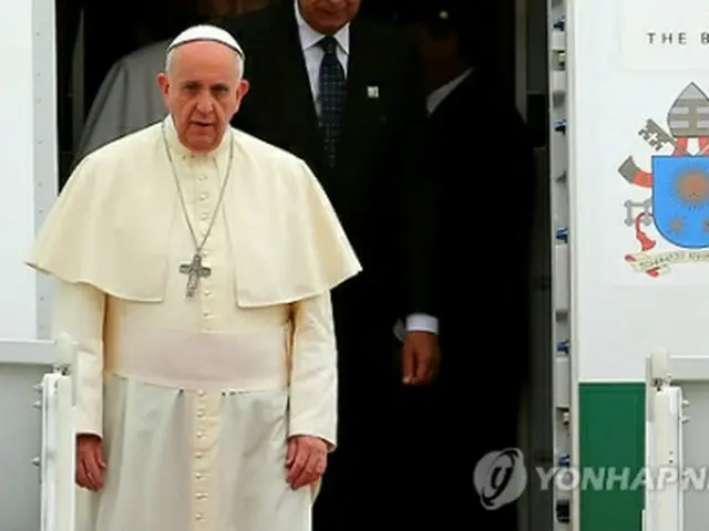 ソウル空港に到着したローマ法王＝14日、ソウル（聯合ニュース）