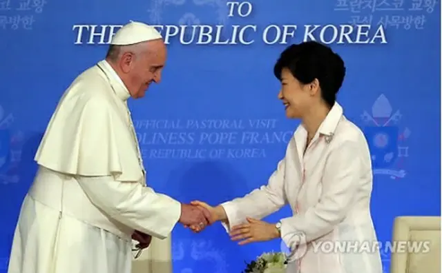 握手を交わす朴大統領（右）とローマ法王フランシスコ（資料写真）＝（聯合ニュース）