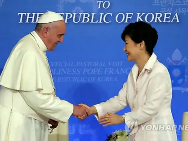 握手を交わす朴大統領（右）とローマ法王フランシスコ（資料写真）＝（聯合ニュース）