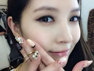 BoA、芸術的なネイルアート公開