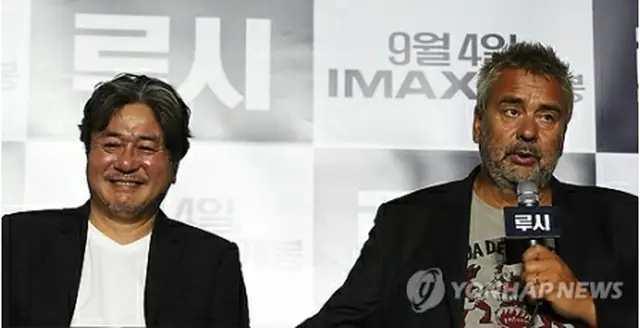 記者会見に出席したチェ・ミンシク（左）とリュック・ベッソン監督＝20日、ソウル（聯合ニュース）