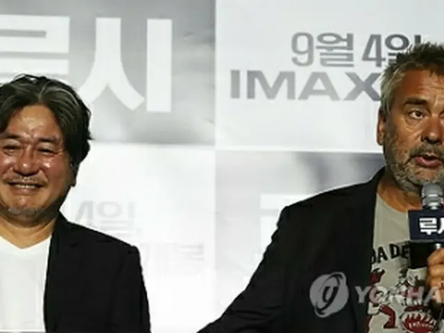 記者会見に出席したチェ・ミンシク（左）とリュック・ベッソン監督＝20日、ソウル（聯合ニュース）