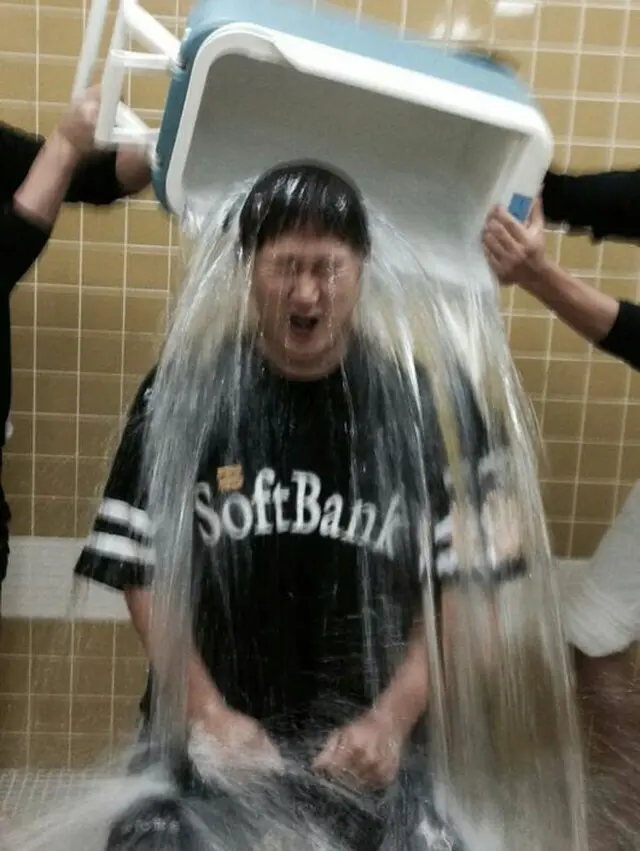 アイス・バケツ・チャレンジ（Ice Bucket Challenge）を行なった福岡ソフトバンクホークスの李大浩（提供:OSEN）