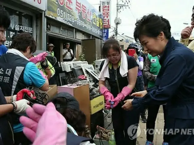 復旧状況を点検する朴大統領＝２８日、釜山（聯合ニュース）