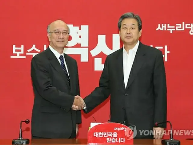 別所浩郎駐韓日本大使（左）と握手するセヌリ党の金武星代表＝2日、ソウル（聯合ニュース）