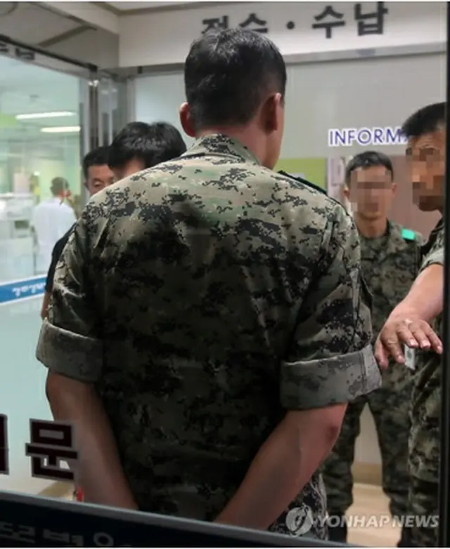 病院に集まった軍関係者ら＝（聯合ニュース）