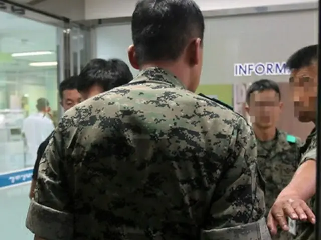 病院に集まった軍関係者ら＝（聯合ニュース）
