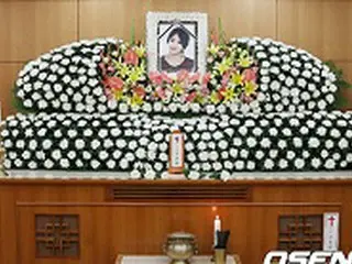 「LADIES' CODE」故ウンビ、明るい笑顔の遺影が弔問客を迎える