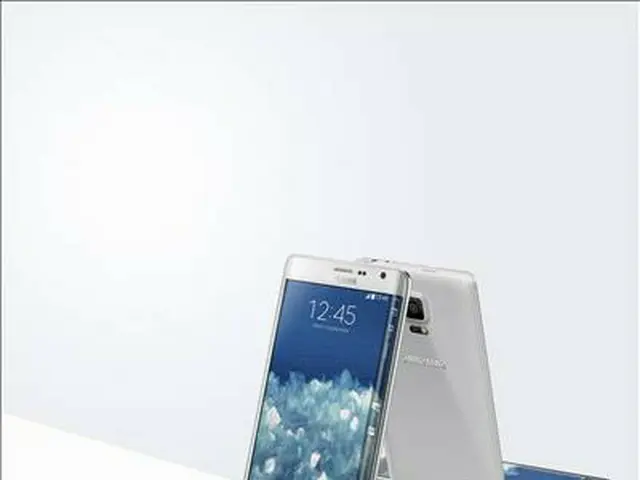 公開されたサムスン「GALAXY NOTE EDGE」