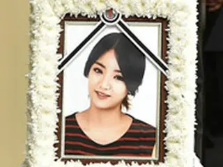 「LADIES' CODE」ウンビの出棺、軽傷のメンバーが参列し嗚咽