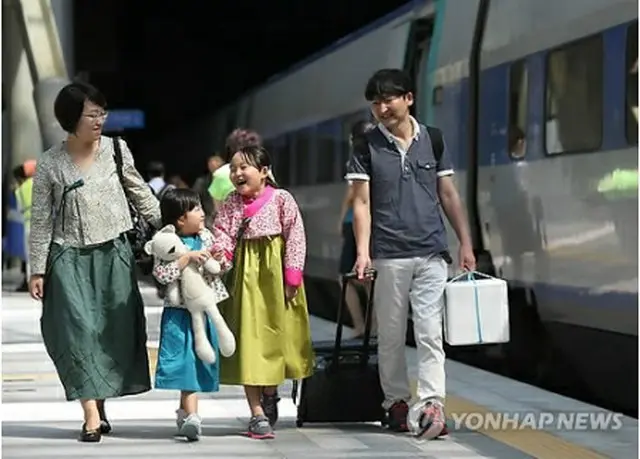 帰省客でにぎわうソウル駅のホーム＝５日、ソウル（聯合ニュース）