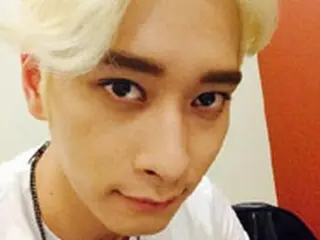 「2PM」チャンソンが鮮烈な白金髪に大変身