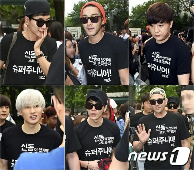おそろいのTシャツでテレビ局に向かう「SUPER JUNIOR」のメンバーたち（提供:news1）
