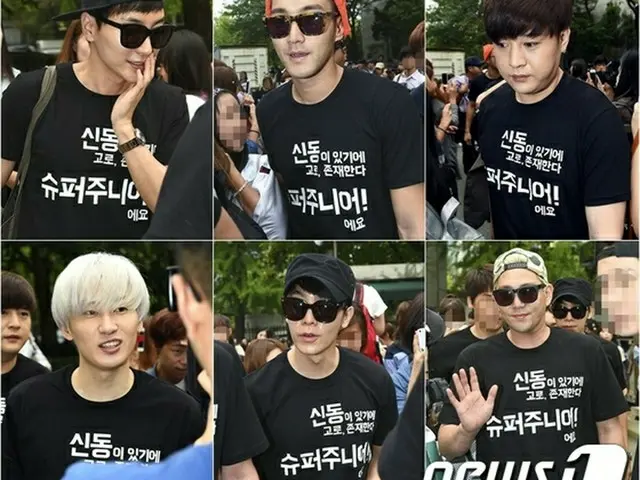 おそろいのTシャツでテレビ局に向かう「SUPER JUNIOR」のメンバーたち（提供:news1）